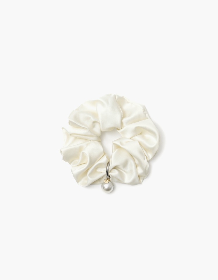 pearl charm scrunchie - ivory
